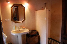 Bathroom of the Bayda room