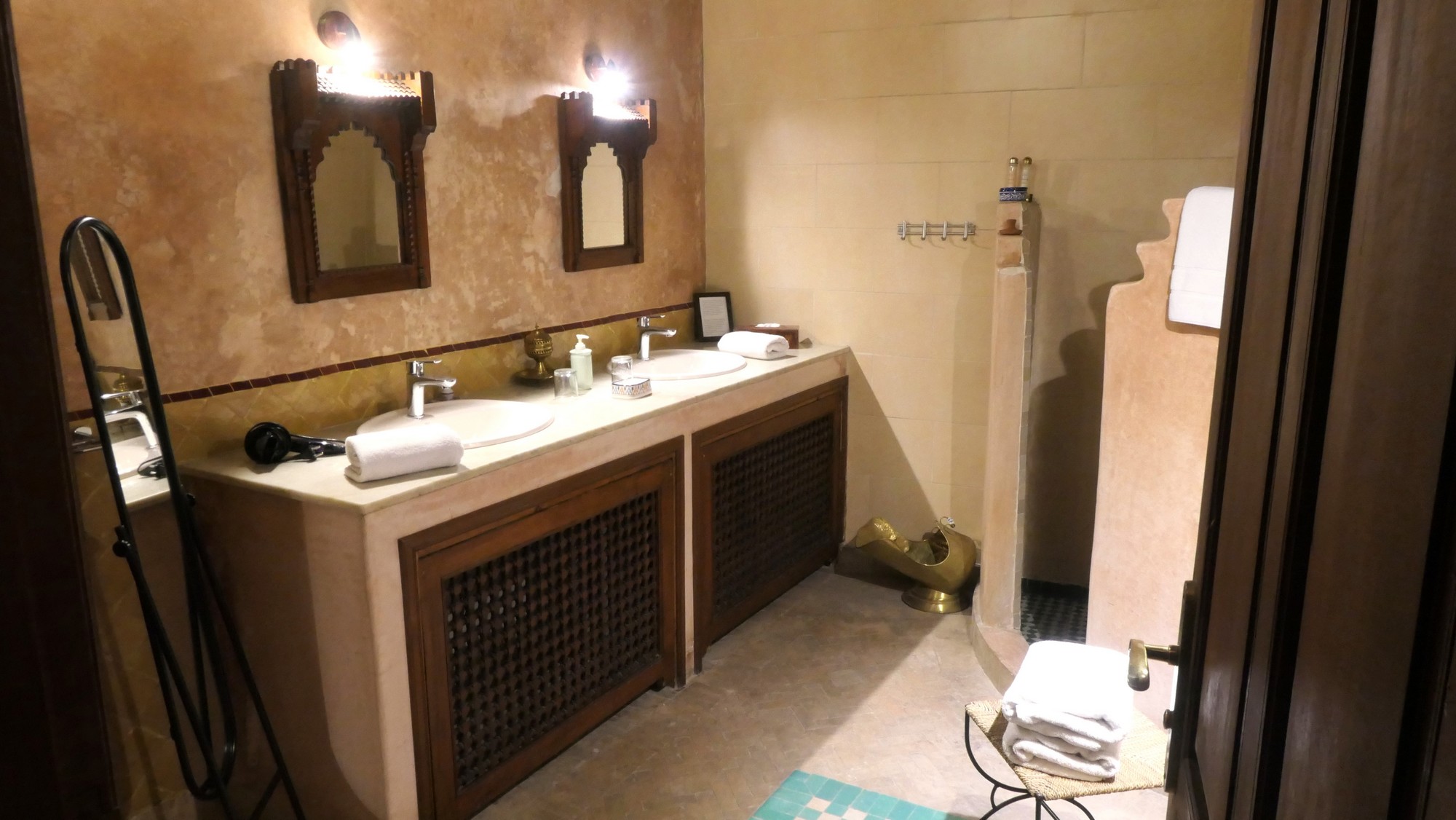 bathroom of the Medersa suite