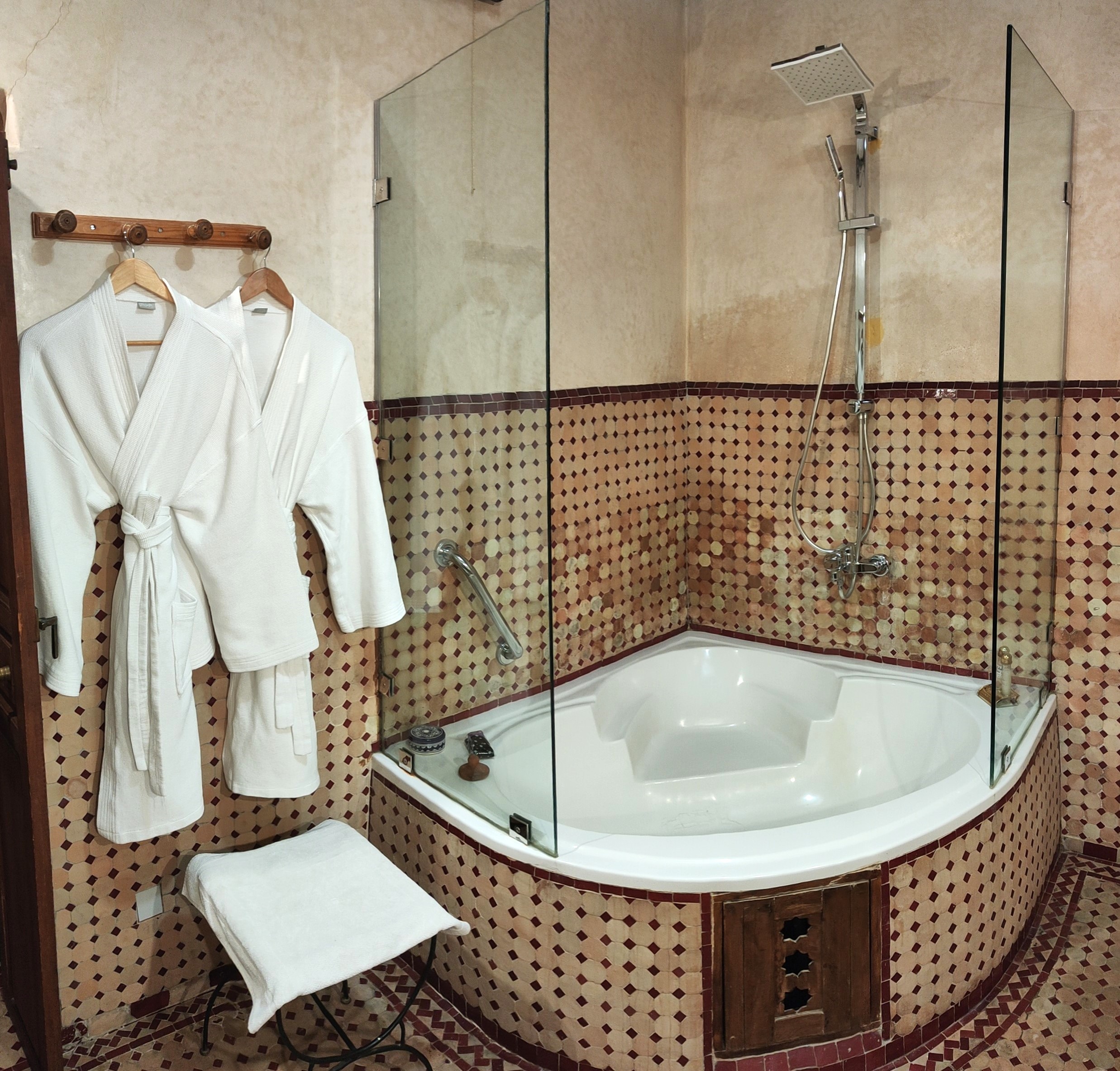 Nejjarine bathtub