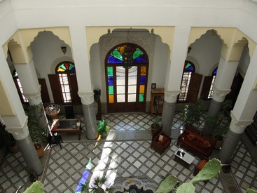 el patio  y la fuente
